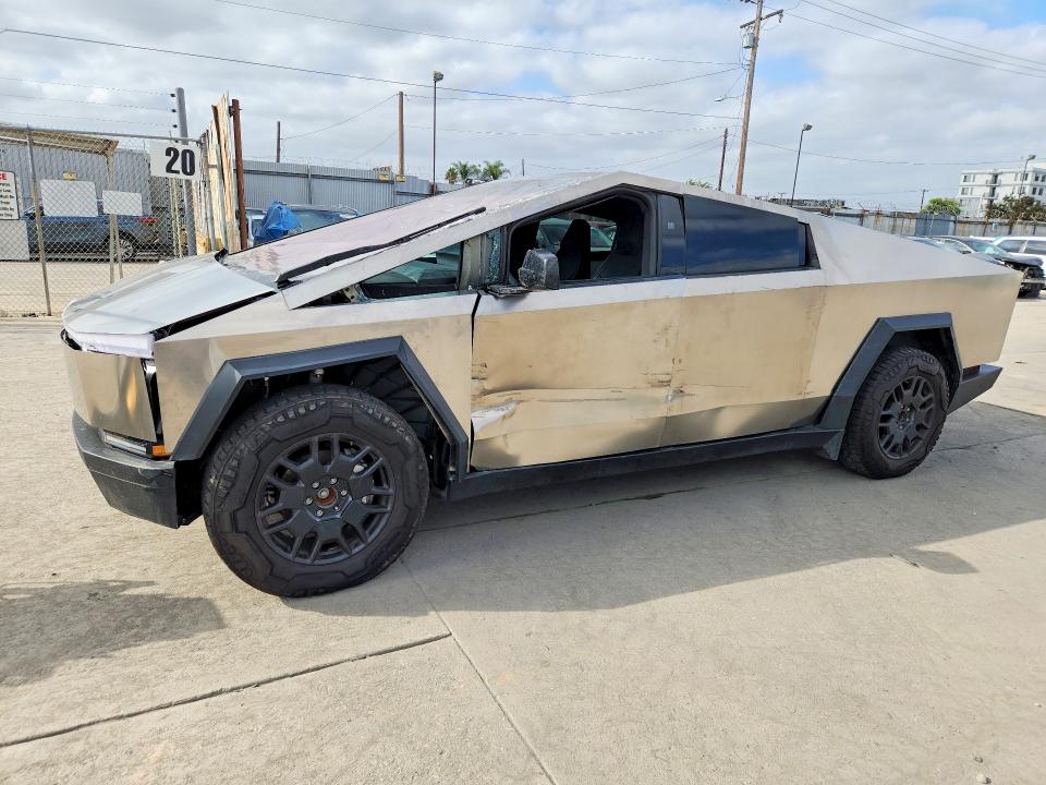 2024 Tesla Cybertruck VIN 7G2CEHED8RA000054 COPART salvage auction — FRONT END, Ca - Salvage Certificate, sold $21,700 on 2026-09-30 (photo 1)