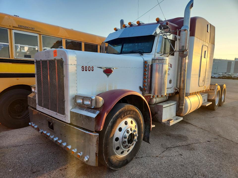 1998 Peterbilt 379 VIN 1XP5D69X4WN447342 — COPART salvage auction photo