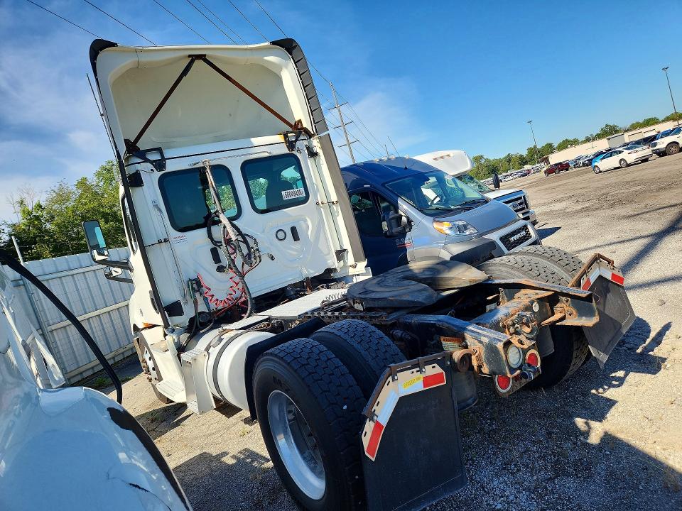 2020 Freightliner Cascadia VIN 1FUBHTDV2LLLX7482 COPART salvage auction — MINOR DENT/SCRATCHES, IN - CERTIFICATE OF TITLE (P), sold $16,500 on 2026-10-02 (photo 2)
