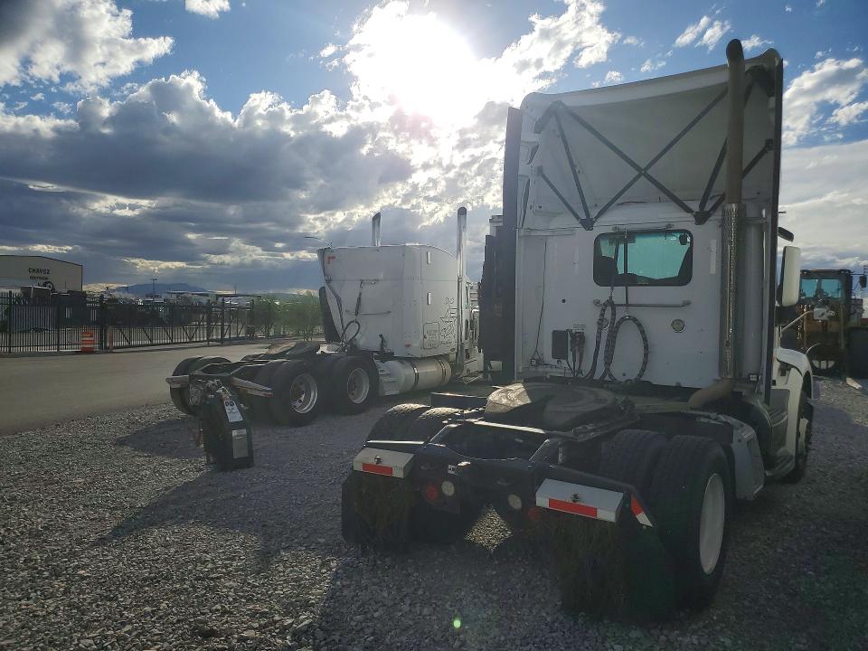 2020 Peterbilt 579 VIN 1XPBA48X9LD685710 COPART salvage auction — MINOR DENT/SCRATCHES, IN - CERTIFICATE OF TITLE (P), sold $1,000 on 2026-10-02 (photo 3)