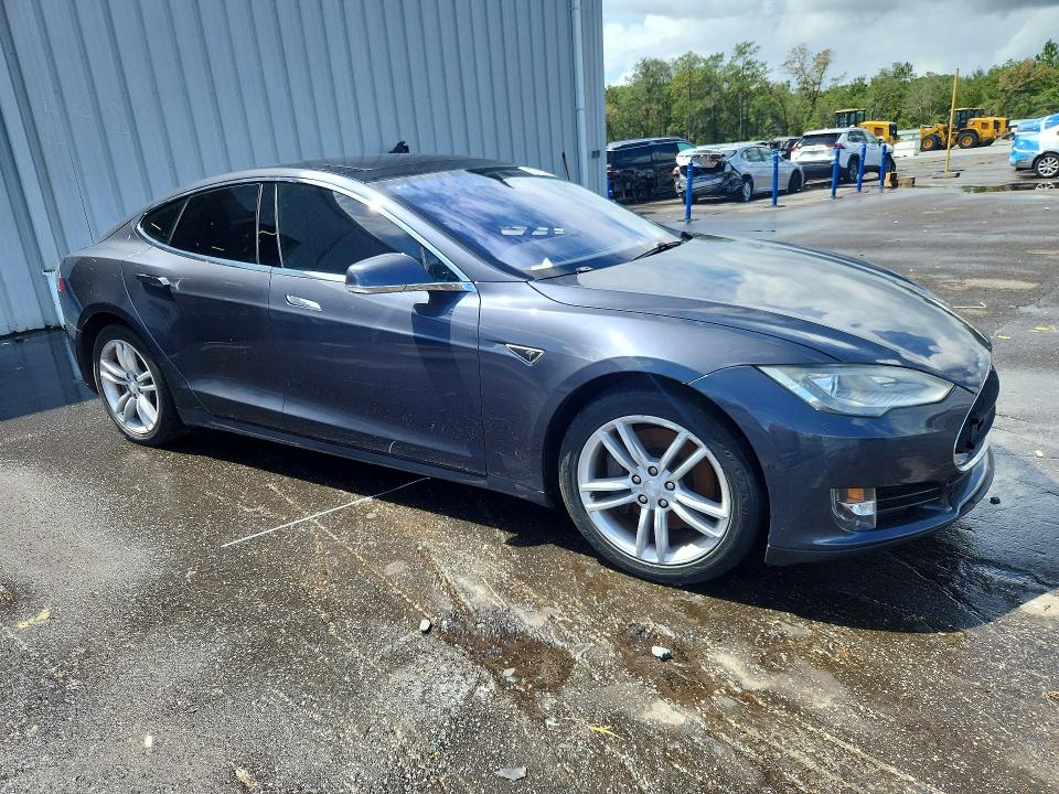 2015 Tesla Model S VIN 5YJSA1H19FF082832 COPART salvage auction — MECHANICAL, Fl - Certificate Of Title, sold $3,300 on 2026-09-18 (photo 4)