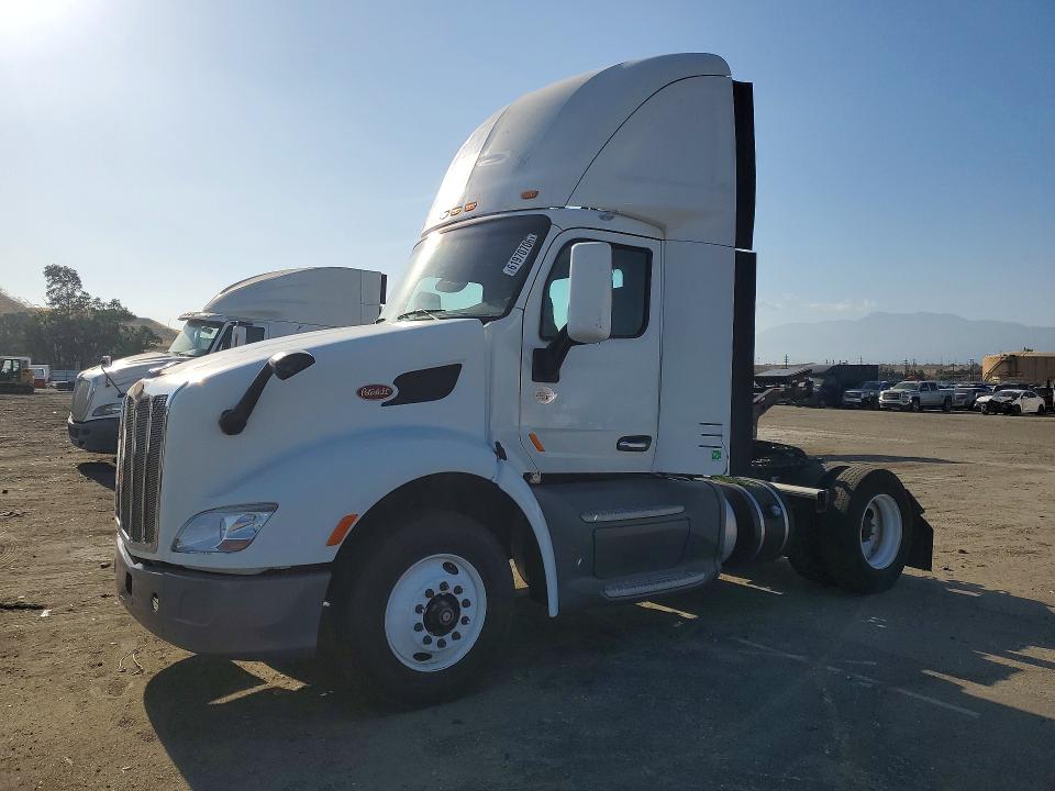 2017 Peterbilt 579 VIN 1XPBA48X5HD428650 — COPART salvage auction photo