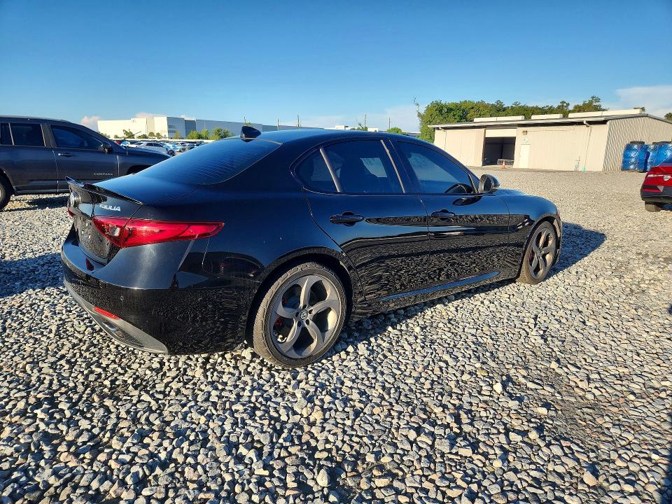 2017 Alfa romeo Giulia VIN ZARFAEBN8H7540654 COPART salvage auction — MINOR DENT/SCRATCHES, FL - CERTIFICATE OF TITLE, sold $5,800 on 2026-10-05 (photo 3)