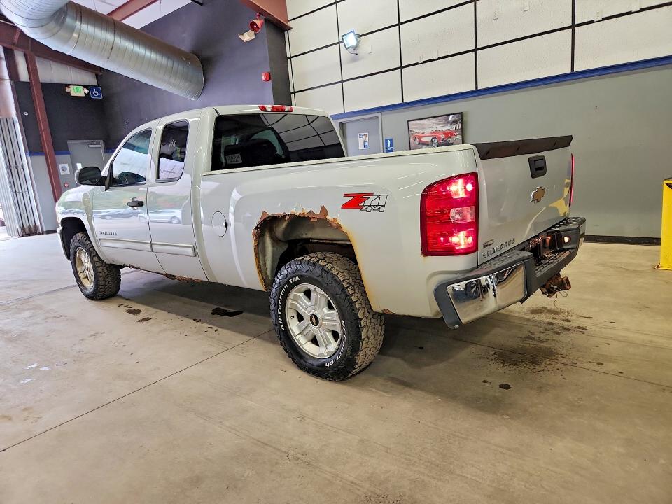 2010 Chevrolet Silverado 1500 VIN 1GCSKSE31AZ109324 COPART salvage auction — MINOR DENT/SCRATCHES, MI - CERTIFICATE OF TITLE, sold $450 on 2026-10-01 (photo 2)