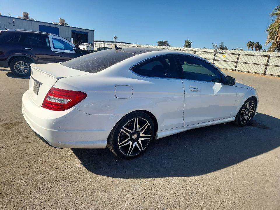 2013 Mercedes-benz C class VIN WDDGJ4HB0DG085076 COPART salvage auction — NORMAL WEAR, Ca - Dis/Dlr/Exp Only Clean Title, sold $675 on 2026-10-03 (photo 3)
