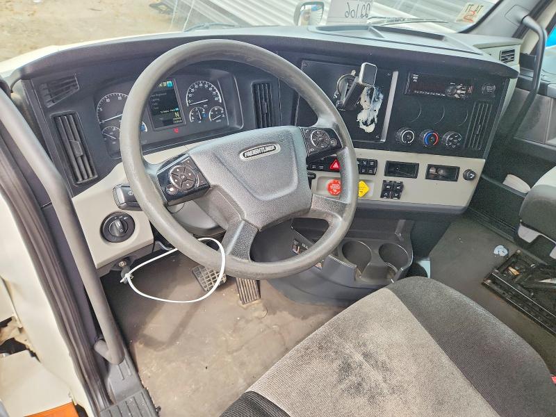 2020 Freightliner Cascadia 126 VIN 3AKBHHDV8LSLT7232 COPART salvage auction — MINOR DENT/SCRATCHES, OH - CERTIFICATE OF TITLE, sold $17,000 on 2026-10-06 (photo 8)
