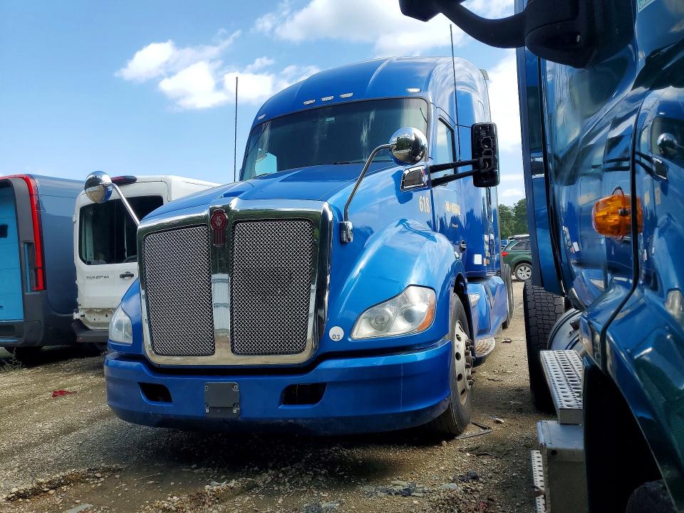 2018 Kenworth T680 VIN 1XKYD49X0JJ189893 — COPART salvage auction photo