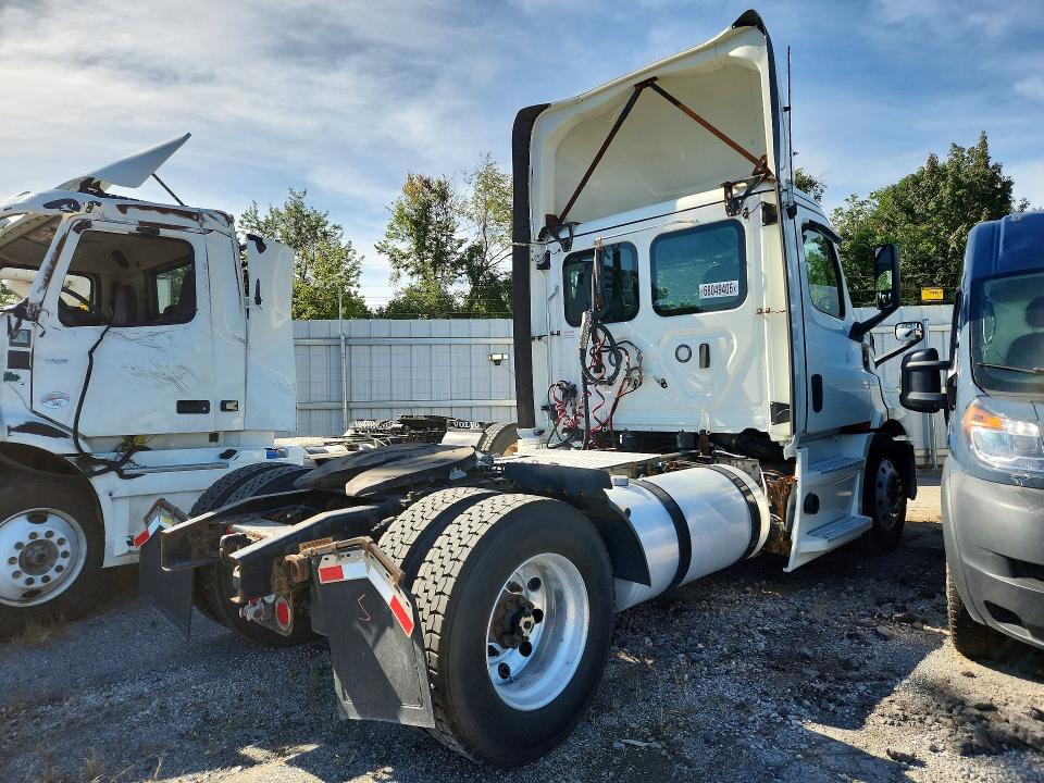 2020 Freightliner Cascadia VIN 1FUBHTDV2LLLX7482 COPART salvage auction — MINOR DENT/SCRATCHES, IN - CERTIFICATE OF TITLE (P), sold $16,500 on 2026-10-02 (photo 3)
