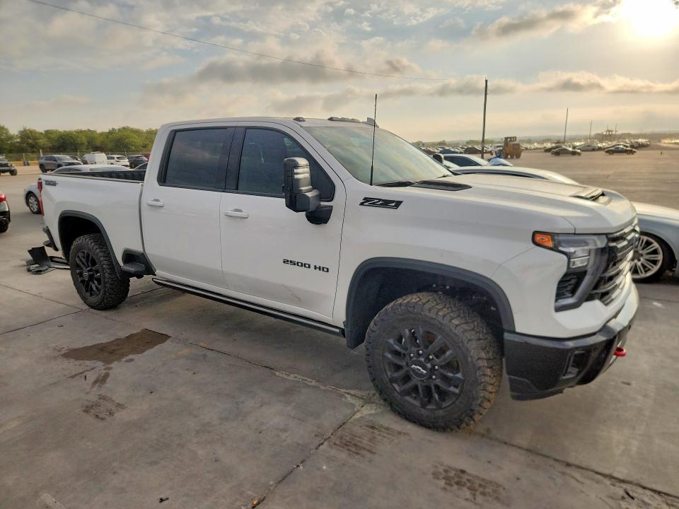 2025 Chevrolet Silverado VIN 2GC4KPEY3S1225443 COPART salvage auction — NORMAL WEAR, TX - CERTIFICATE OF TITLE, sold $46,750 on 2026-10-01 (photo 4)