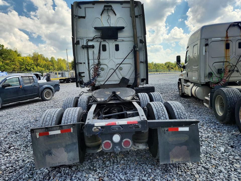 2017 Freightliner Cascadia 125 VIN 3AKJGLDR8HSJA6709 COPART salvage auction — MINOR DENT/SCRATCHES, TN - CERTIFICATE OF TITLE, sold $7,900 on 2026-10-20 (photo 6)