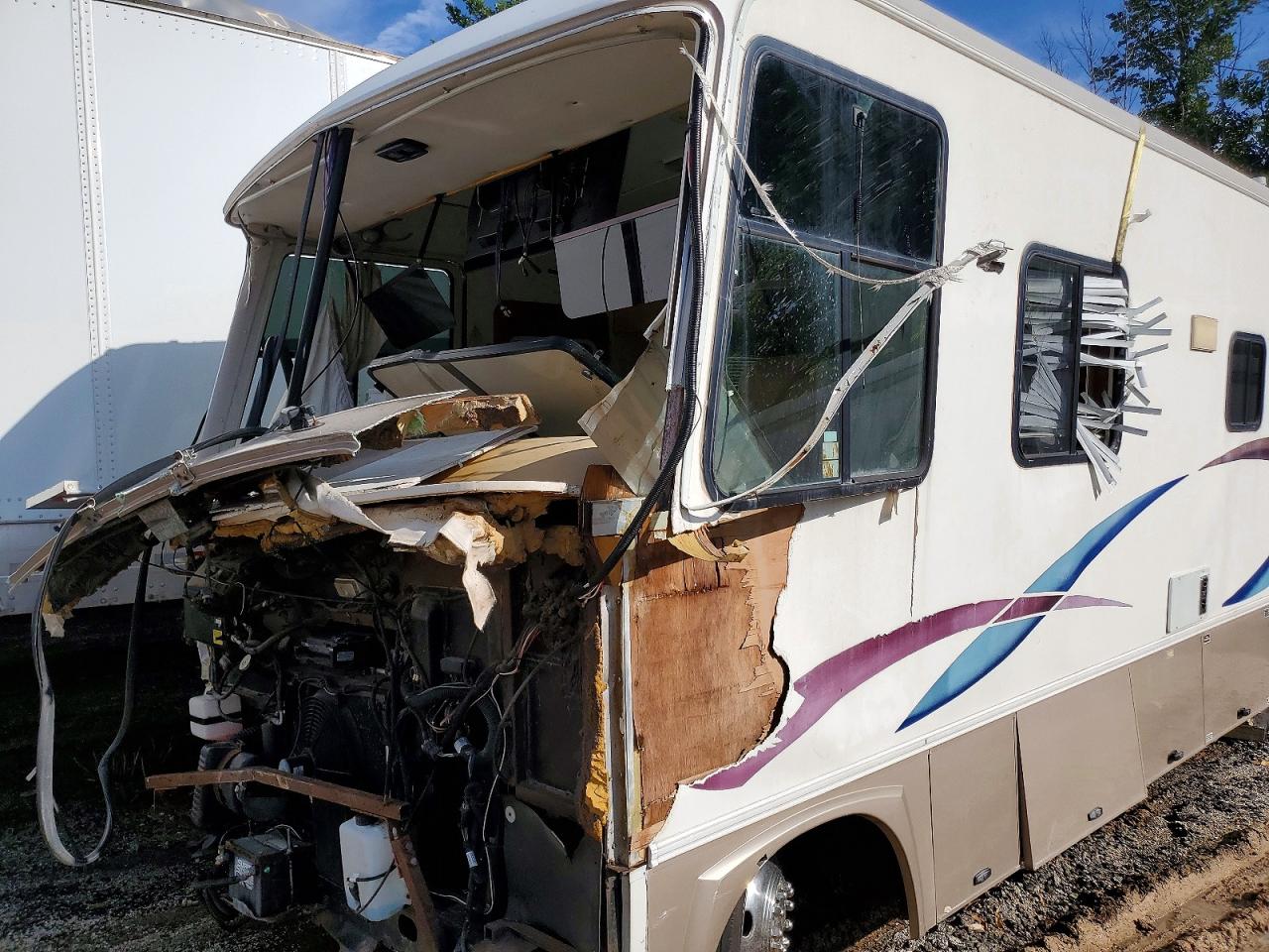 1999 VIN 5B4KP37J5X3311538 COPART salvage auction — Water/Flood, Bp - Non-Repairable, sold $225 on 2026-09-24 (photo 9)