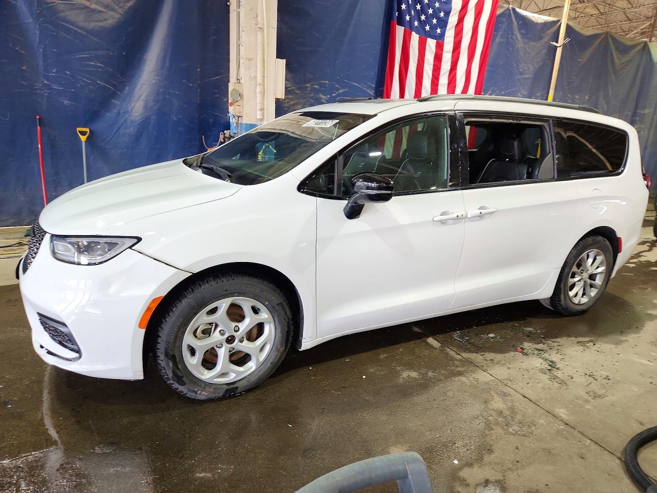 2025 Chrysler Pacifica VIN 2C4RC1GG9SR561491 — COPART salvage auction photo