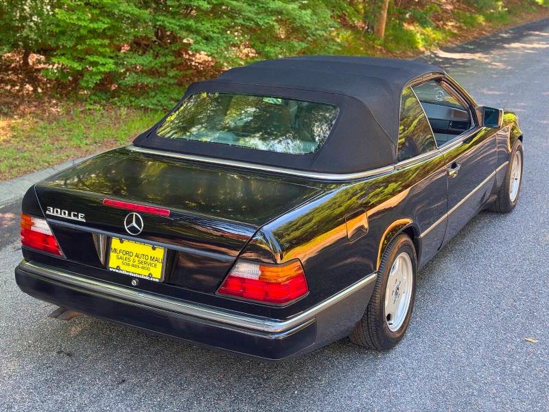 1993 Mercedes-benz 300-class VIN WDBEA66E7PB922559 COPART salvage auction — NORMAL WEAR, CT, sold $6,800 on 2026-09-28 (photo 4)