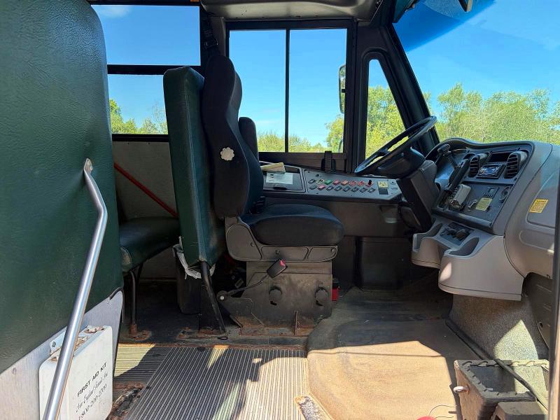 2015 Freightliner Chassis VIN 4UZABRDU0FCFW9520 COPART salvage auction — NORMAL WEAR, MA - CERTIFICATE OF TITLE (P), sold $825 on 2026-10-02 (photo 5)