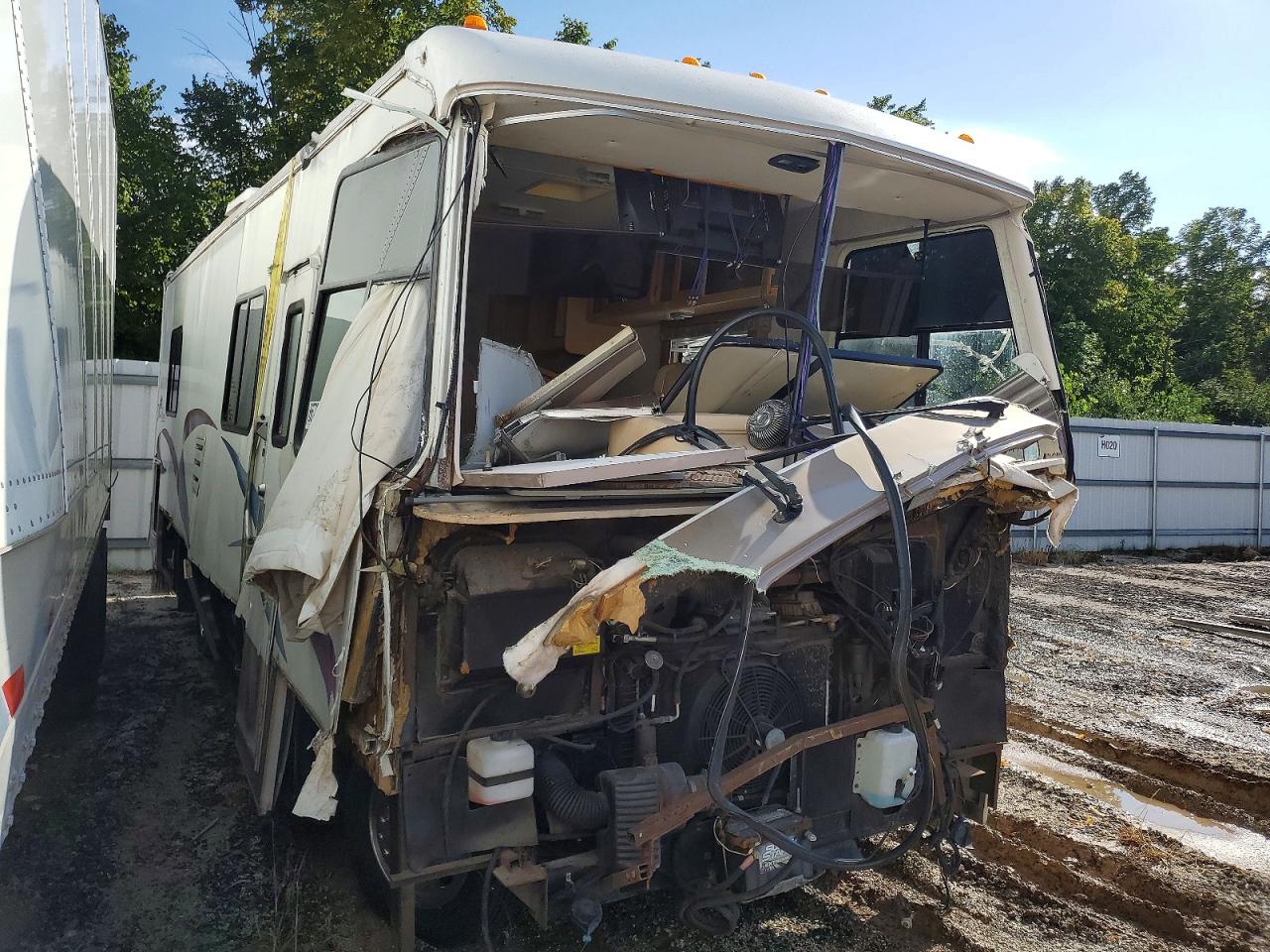 1999 VIN 5B4KP37J5X3311538 COPART salvage auction — Water/Flood, Bp - Non-Repairable, sold $225 on 2026-09-24 (photo 1)