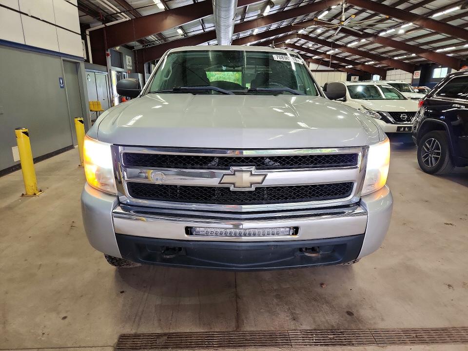 2010 Chevrolet Silverado 1500 VIN 1GCSKSE31AZ109324 COPART salvage auction — MINOR DENT/SCRATCHES, MI - CERTIFICATE OF TITLE, sold $450 on 2026-10-01 (photo 5)