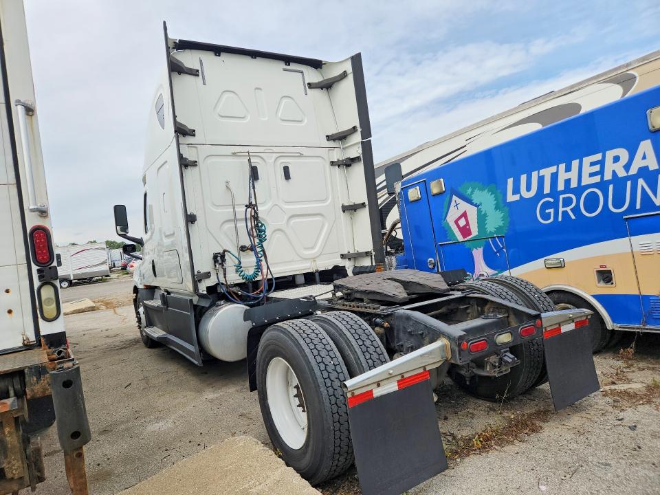 2020 Freightliner Cascadia 126 VIN 3AKBHHDV8LSLT7232 COPART salvage auction — MINOR DENT/SCRATCHES, OH - CERTIFICATE OF TITLE, sold $17,000 on 2026-10-06 (photo 2)