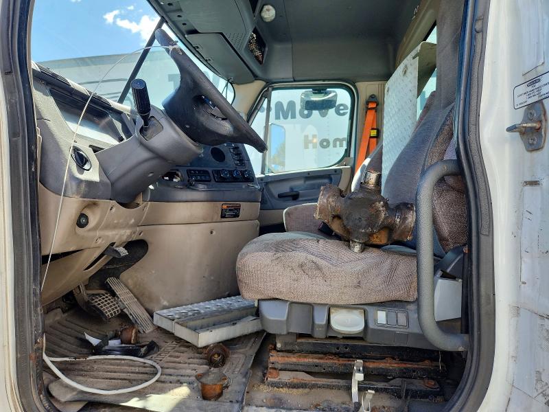 2016 Freightliner Cascadia 113 VIN 1FUJGBDV7GLBW4500 COPART salvage auction — MINOR DENT/SCRATCHES, IN - CERTIFICATE OF TITLE, sold $5,700 on 2026-09-29 (photo 7)
