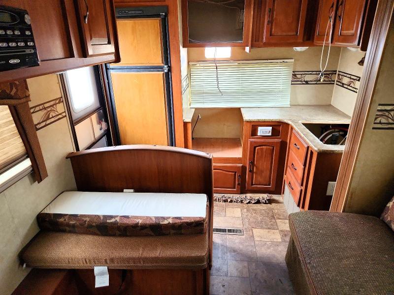 2012 Fore - forest river Surveyor VIN 4X4TSVB21C2471578 COPART salvage auction — STRIPPED, AB - BOS - ACTIVE, sold $550 on 2026-09-10 (photo 6)