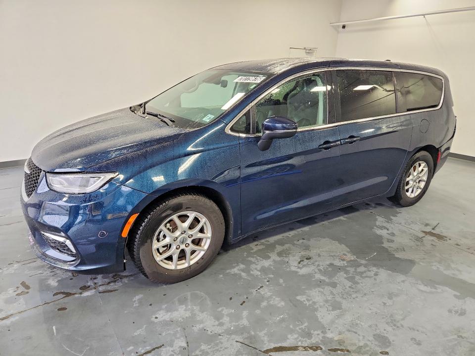 2023 Chrysler Pacifica VIN 2C4RC1BG7PR590910 — COPART salvage auction photo