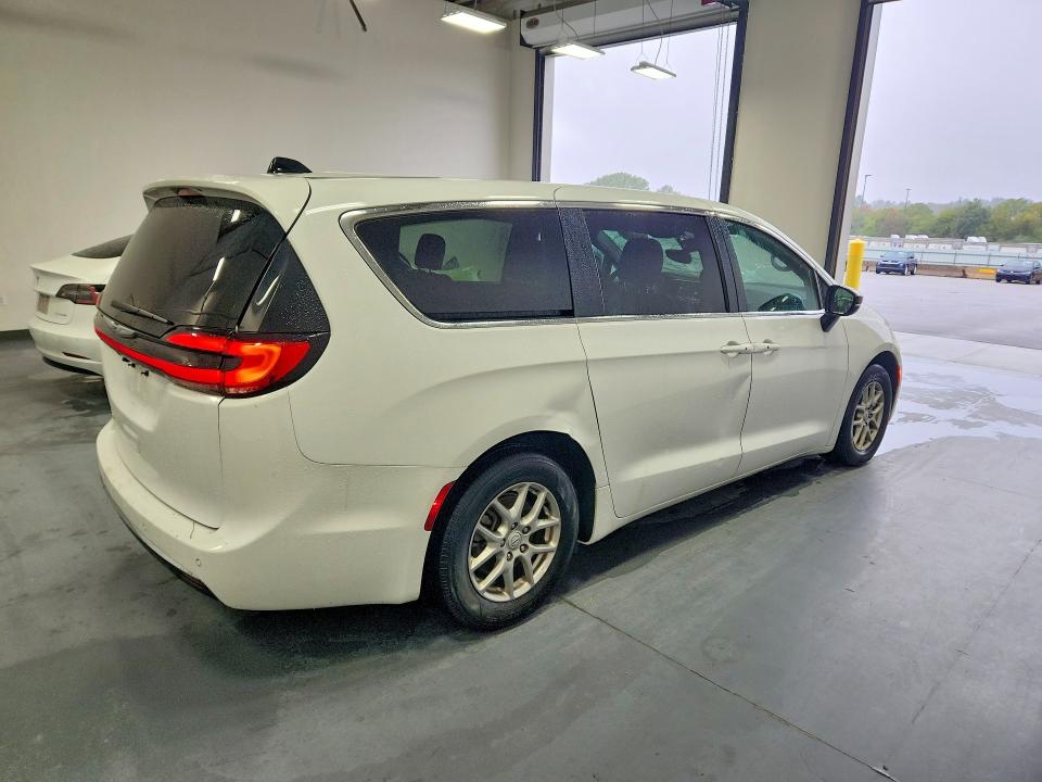 2026 Chrysler Pacifica VIN 2C4RC1BG5TR174882 COPART salvage auction — ROOF, Mi - Certificate Of Title, sold $14,700 on 2026-10-07 (photo 3)
