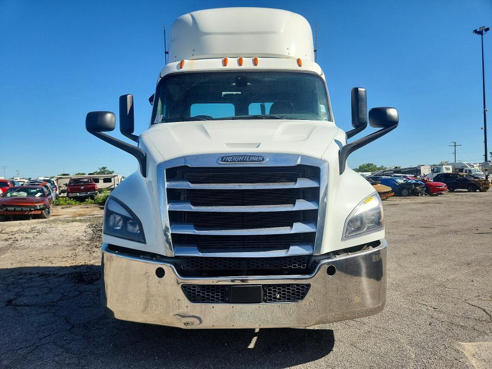 2020 Freightliner Cascadia VIN 1FUBHTDV2LLLX7482 COPART salvage auction — MINOR DENT/SCRATCHES, IN - CERTIFICATE OF TITLE (P), sold $16,500 on 2026-10-02 (photo 5)