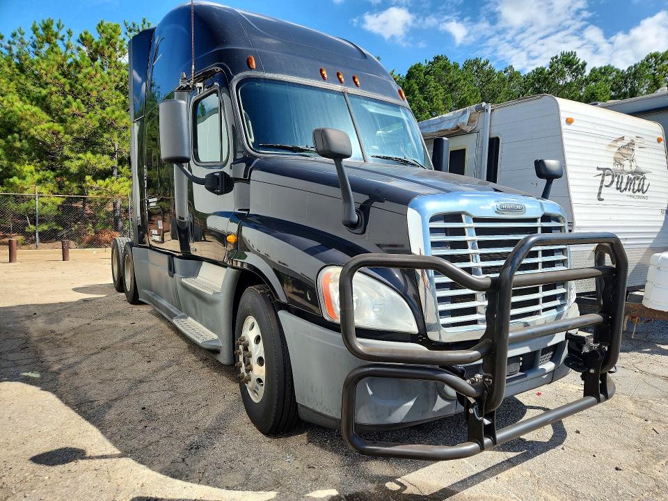 2014 Freightliner Cascadia 125 VIN 1FUJGLD53ELFK3649 COPART salvage auction — MECHANICAL, SC - CERTIFICATE OF TITLE, sold $875 on 2026-09-30 (photo 4)