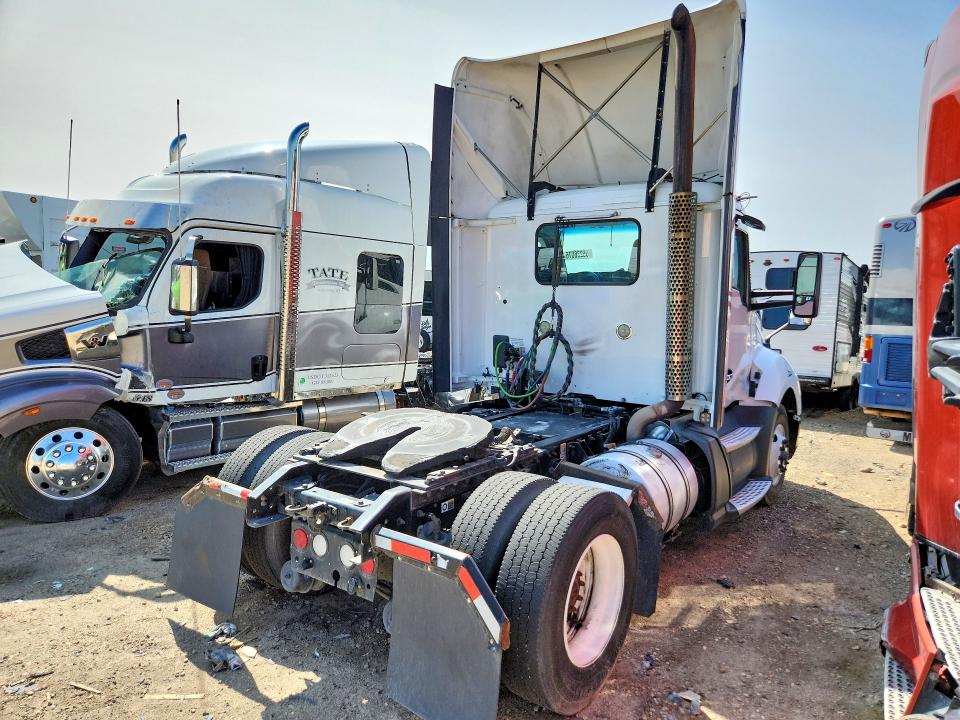 2016 Kenworth T680 VIN 1XKYA48X4GJ496731 COPART salvage auction — NORMAL WEAR, IN - CERTIFICATE OF TITLE, sold $7,300 on 2026-09-15 (photo 3)