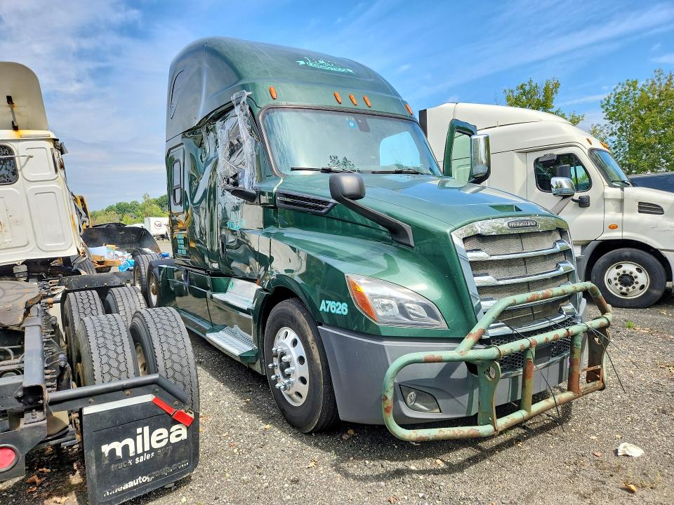 2018 Freightliner Cascadia 126 VIN 3AKJHHDR7JSHU5624 COPART salvage auction — SIDE, NY - MV-907A SALVAGE CERTIFICATE, sold $7,100 on 2026-09-17 (photo 4)