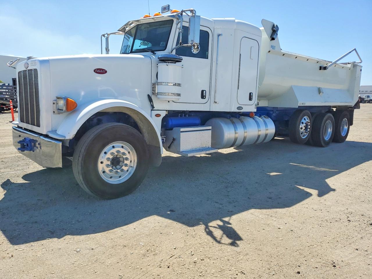 2011 Peterbilt 367 VIN 1XPTD49X1BD117136 — COPART salvage auction photo