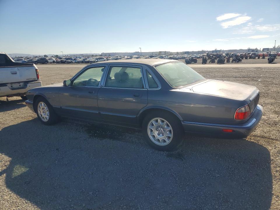 2001 Jaguar Xj series VIN SAJDA14C71LF28390 COPART salvage auction — MINOR DENT/SCRATCHES, CA - DIS/DLR/EXP ONLY CLEAN TITLE, sold $100 on 2026-09-11 (photo 2)