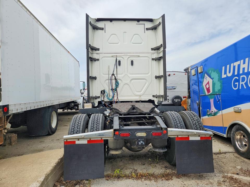 2020 Freightliner Cascadia 126 VIN 3AKBHHDV8LSLT7232 COPART salvage auction — MINOR DENT/SCRATCHES, OH - CERTIFICATE OF TITLE, sold $17,000 on 2026-10-06 (photo 6)