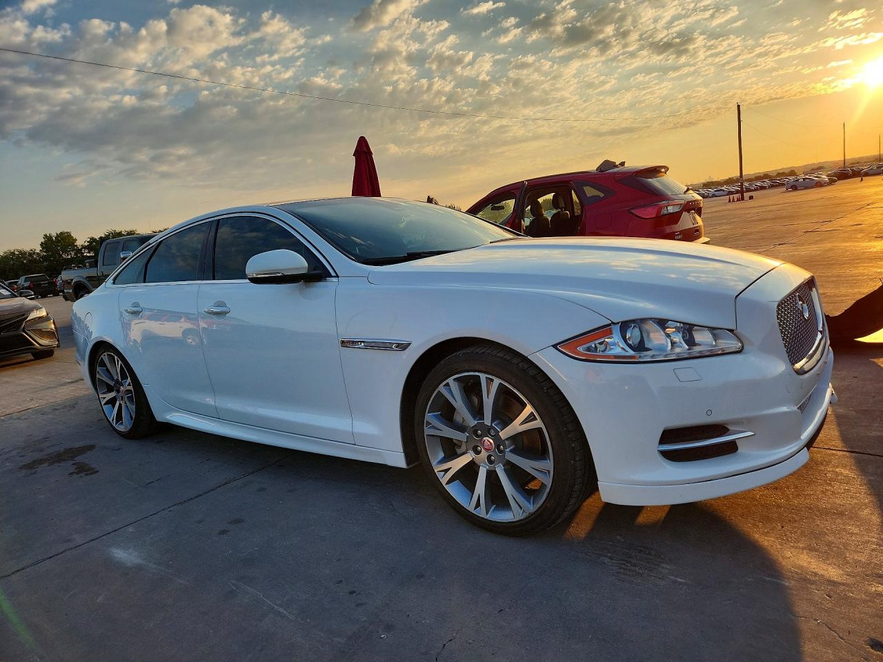 2015 Jaguar Xj VIN SAJWA1CZ8F8V86563 COPART salvage auction — Normal Wear, Ct - Clean Title, sold $1,600 on 2026-09-14 (photo 4)