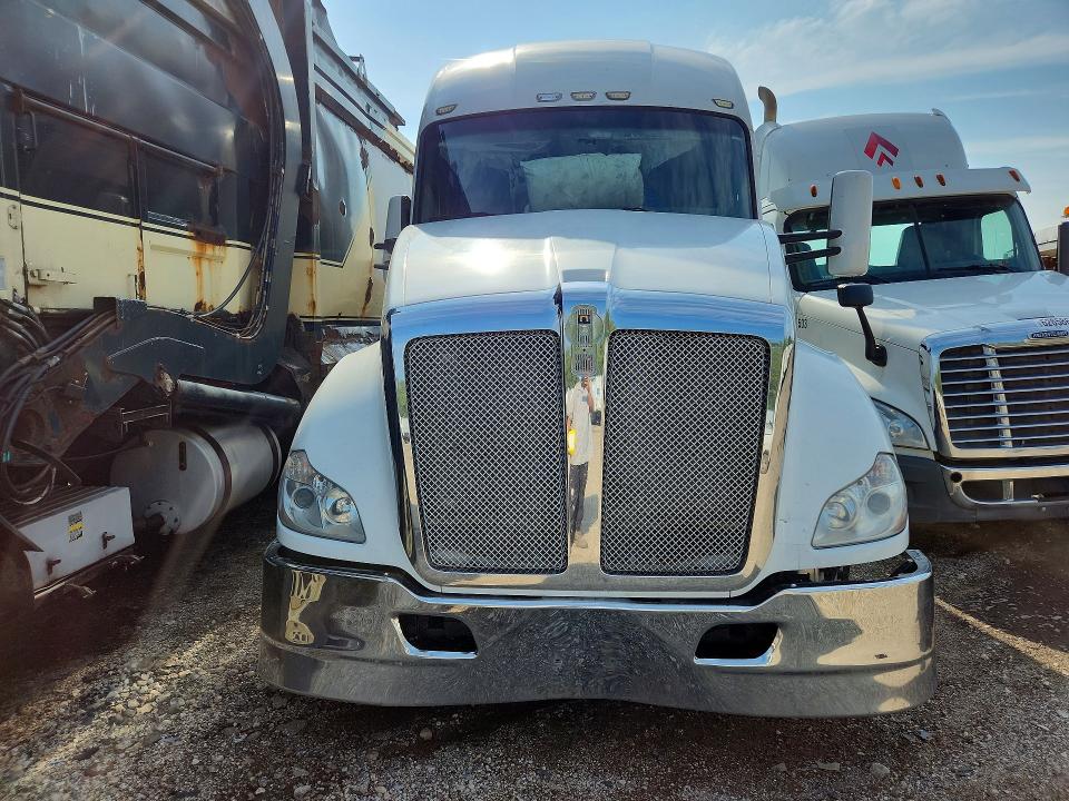 2016 Kenworth T680 VIN 1XKYDP9X3GJ481645 COPART salvage auction — BURN, IL - SALVAGE CERTIFICATE, sold $2,050 on 2026-09-08 (photo 5)