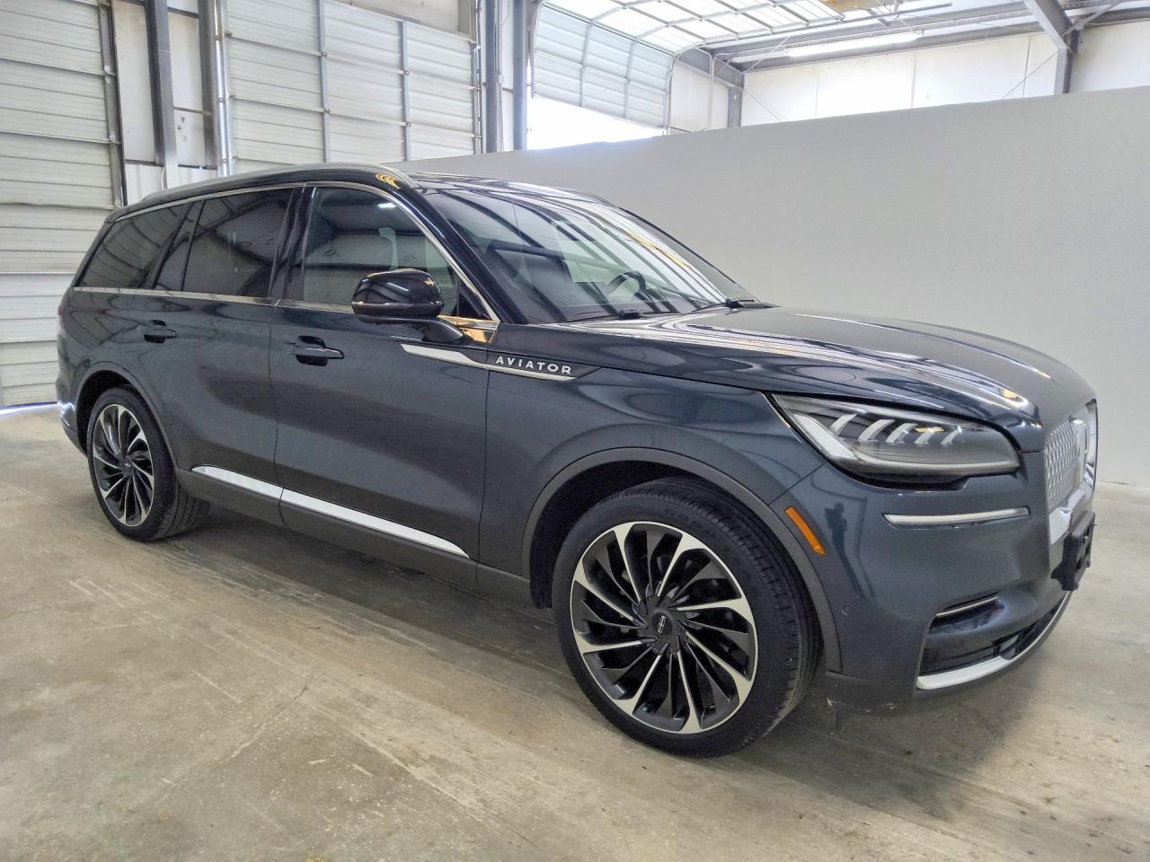2023 Lincoln Aviator VIN 5LM5J7WC1PGL04865 COPART salvage auction — Normal Wear, Ct - Clean Title, sold $34,000 on 2026-09-17 (photo 4)