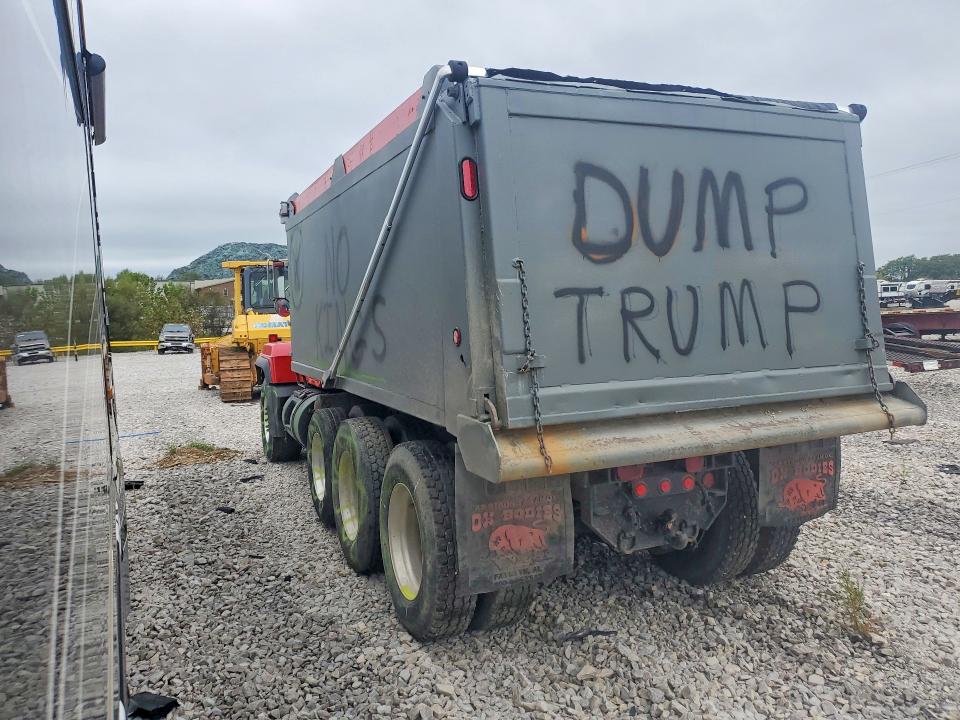 1998 Mack 600 Rd600 VIN 1M2P270Y2WM036373 COPART salvage auction — VANDALISM, KY - CERT OF TITLE-REBUILT VEHICLE, sold $10,300 on 2026-09-29 (photo 2)