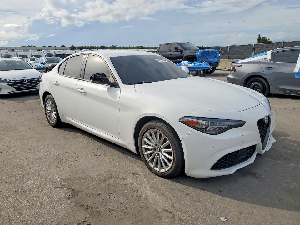 2022 Alfa romeo Giulia VIN ZARFANAN4N7660481 COPART salvage auction — MINOR DENT/SCRATCHES, Fl - Cert Of Title-Flood & Rebuilt, sold $12,100 on 2026-10-01 (photo 4)