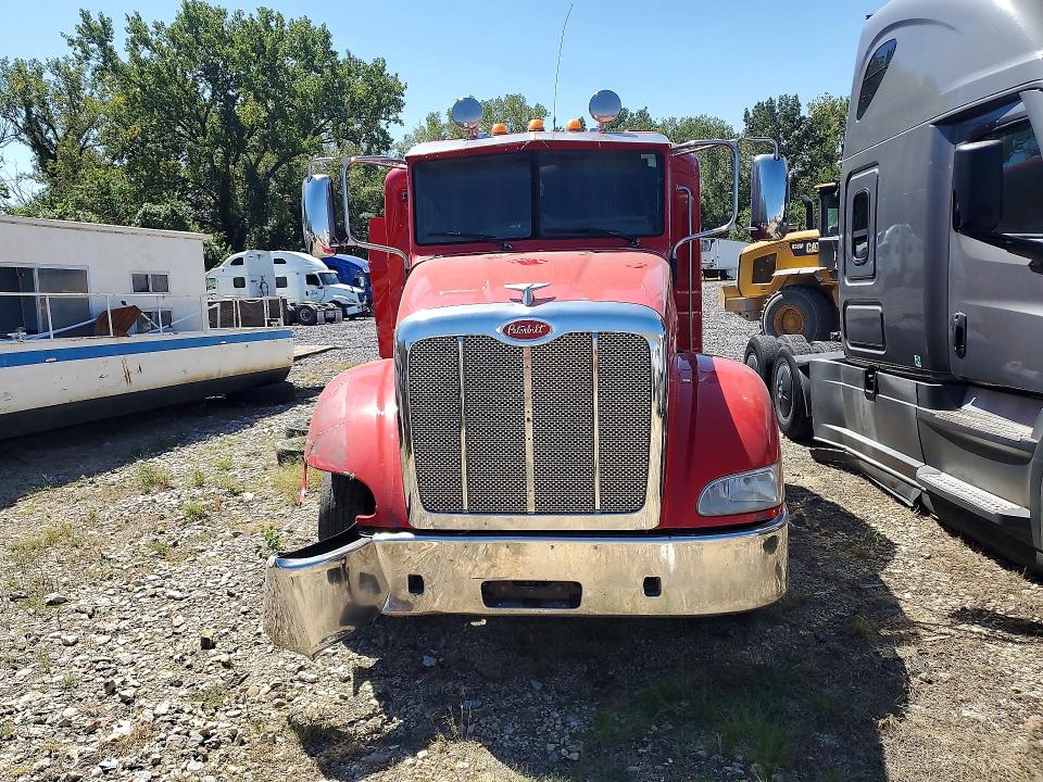 2016 Peterbilt 384 VIN 1XPVDP9X9GD148961 COPART salvage auction — REAR END, MO - DEALER ONLY CLEAN TITLE (P), sold $70 on 2026-10-06 (photo 5)