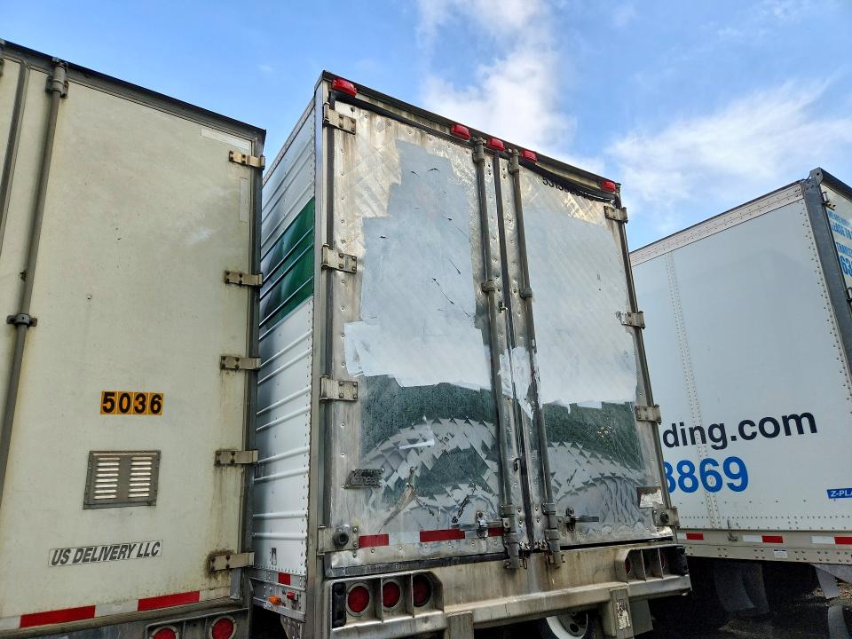 2011 Great dane Trailers VIN 1GRAA0625BW702105 COPART salvage auction — NORMAL WEAR, IL - CERTIFICATE OF TITLE (P), sold $2,250 on 2026-10-06 (photo 2)
