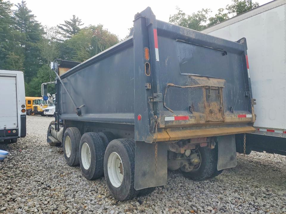 2007 Mack Granite VIN 1M2AG10C37M052897 COPART salvage auction — ROLLOVER, ME - CERT OF TITLE-REBUILT VEHICLE, sold $4,500 on 2026-09-29 (photo 2)