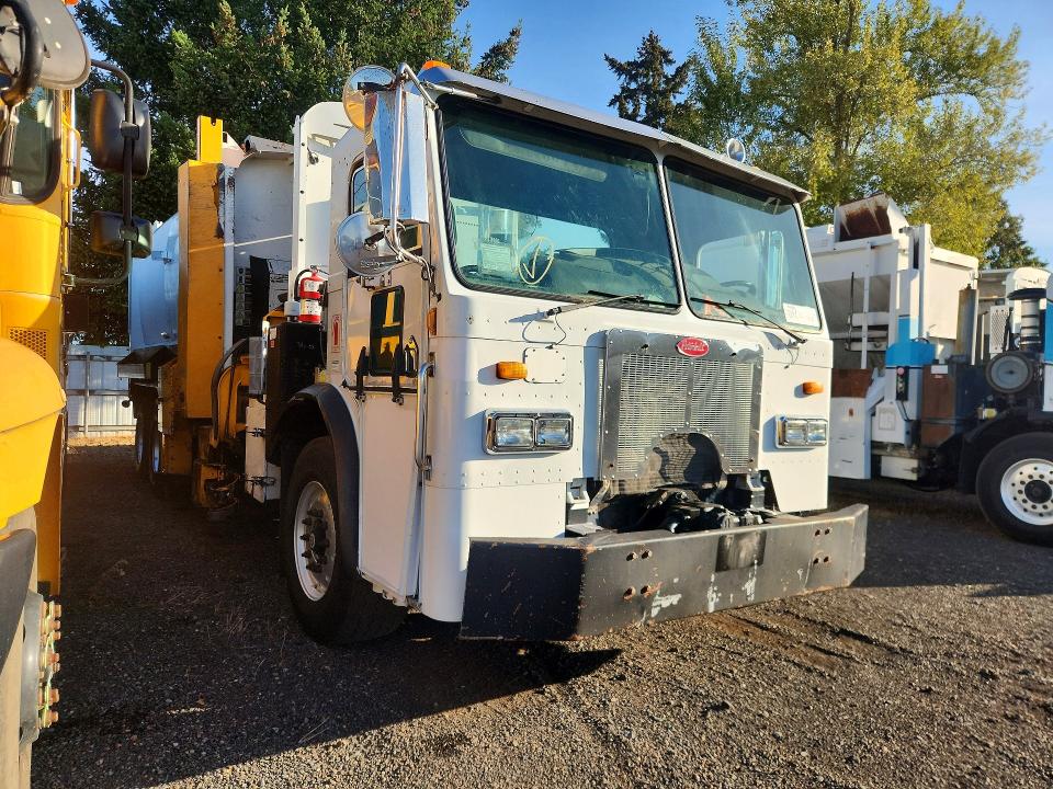2009 Peterbilt 320 VIN 3BPZL00X29F719664 COPART salvage auction — SIDE, FL - CERTIFICATE OF DESTRUCTION, sold $1,500 on 2026-10-08 (photo 4)