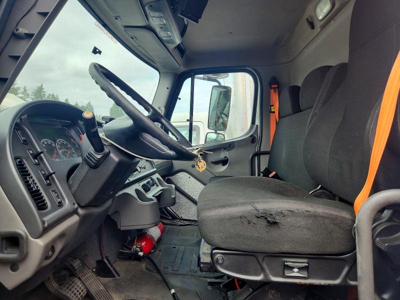 2017 Frht - freightliner VIN 3ALACWDT2HDJG7580 COPART salvage auction — MINOR DENT/SCRATCHES, WA - VEHICLE CERT OF OWNERSHIP-TITL (P), sold $4,100 on 2026-09-28 (photo 7)