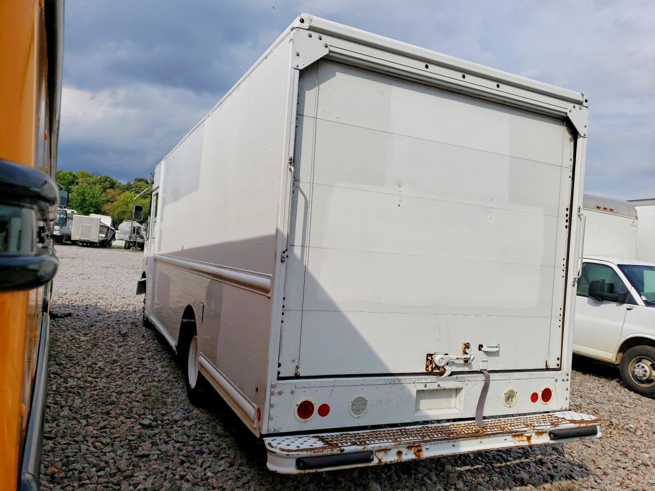 2017 Freightliner Mt45g VIN 4UZAC2EA7HCJB3342 COPART salvage auction — Minor Dent/Scratches, MN - CERTIFICATE OF TITLE, sold $2,700 on 2026-09-24 (photo 2)