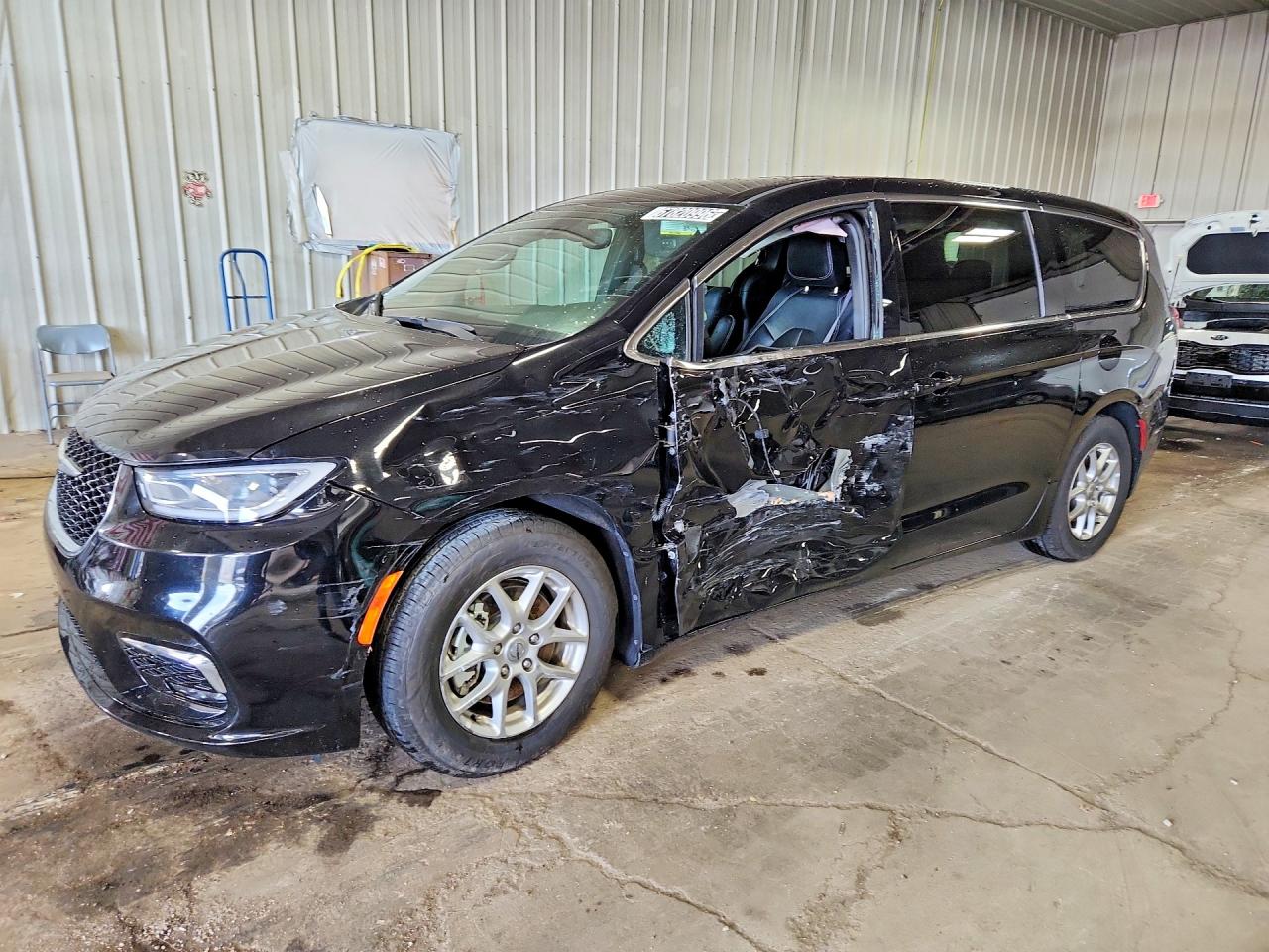 2025 Chrysler Pacifica VIN 2C4RC1BG7SR548715 — COPART salvage auction photo