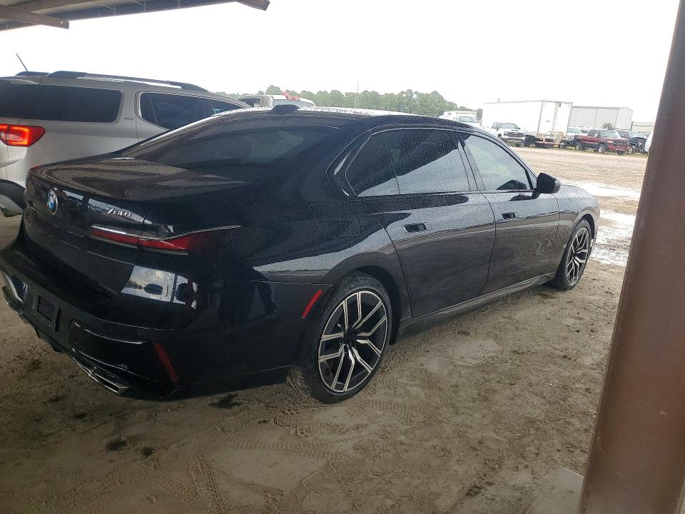 2023 BMW 7er VIN WBA33EJ0XPCM28471 COPART salvage auction — WATER/FLOOD, Tx - Salvage Title-Flood Damage, sold $36,500 on 2026-10-02 (photo 3)