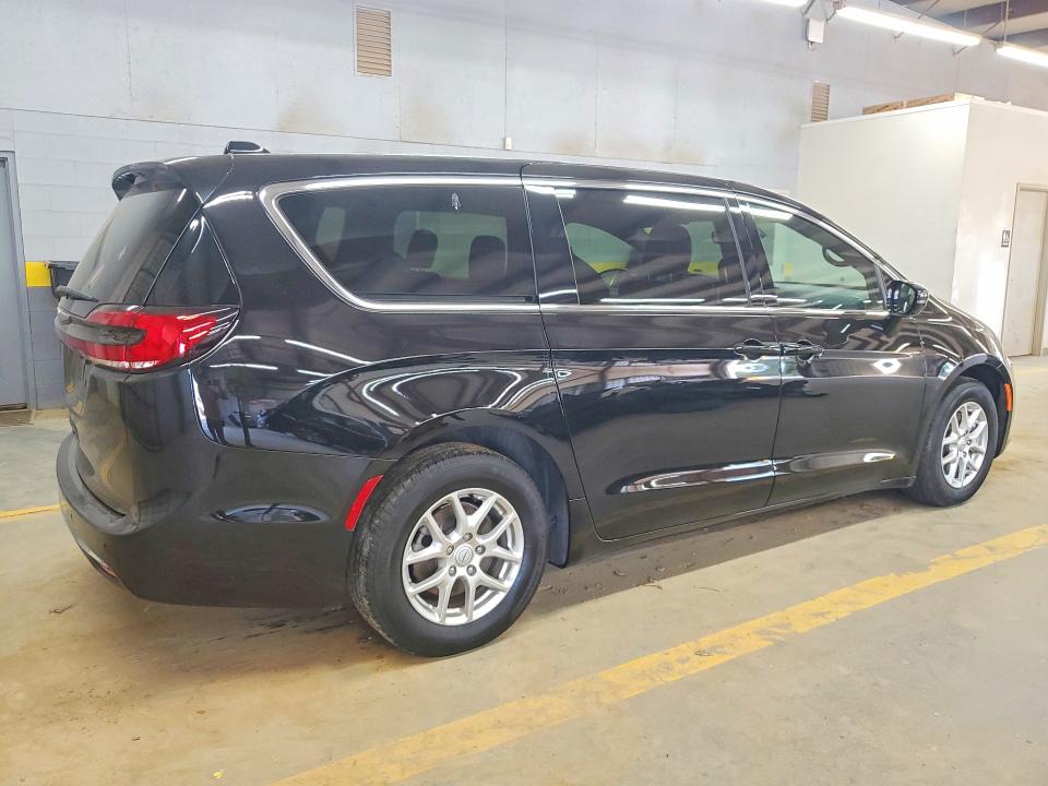 2025 Chrysler Pacifica VIN 2C4RC1BG5SR578652 COPART salvage auction — MINOR DENT/SCRATCHES, Mi - Dealer Only Clean Title, sold $15,600 on 2026-10-14 (photo 3)