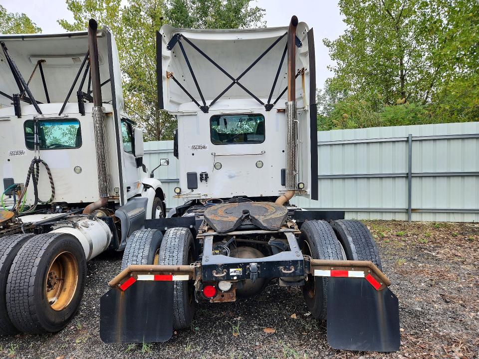 2018 Peterbilt 579 VIN 1XPBA48X6JD477572 COPART salvage auction — NORMAL WEAR, IN - CERTIFICATE OF TITLE, sold $5,100 on 2026-09-29 (photo 6)