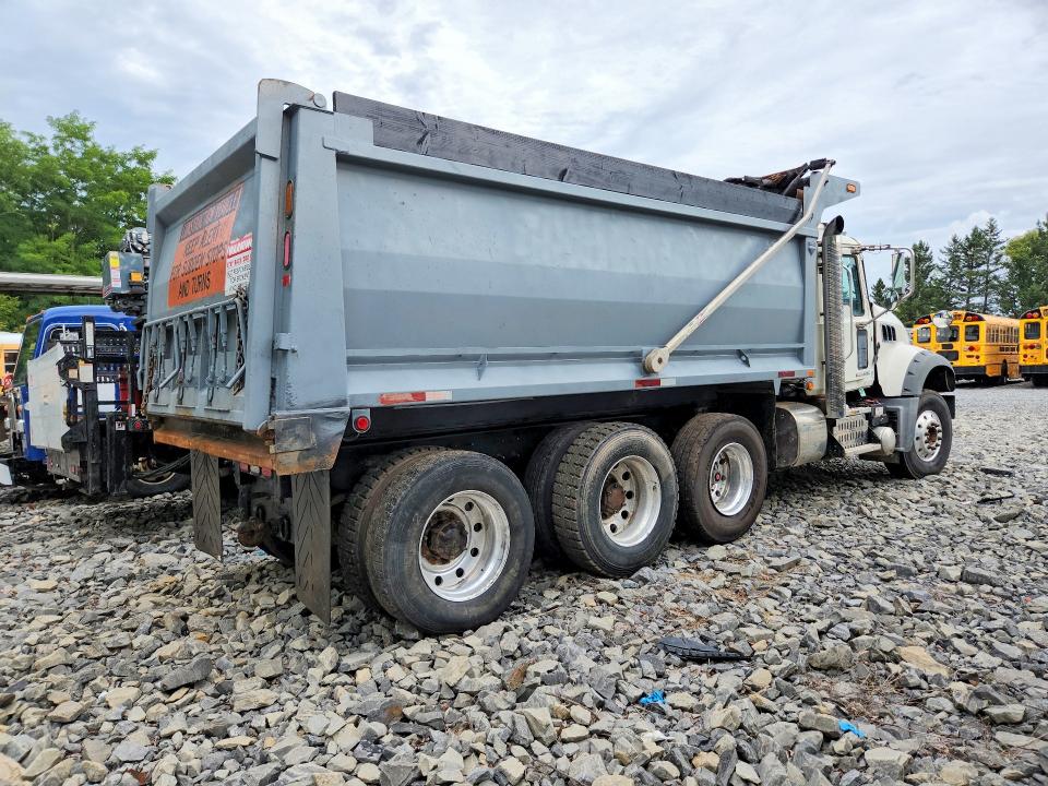 2017 Mack 700 gu700 VIN 1M2AX09CXHM035478 COPART salvage auction — MINOR DENT/SCRATCHES, PA - CERTIFICATE OF SALVAGE (P), sold $30,000 on 2026-09-17 (photo 3)