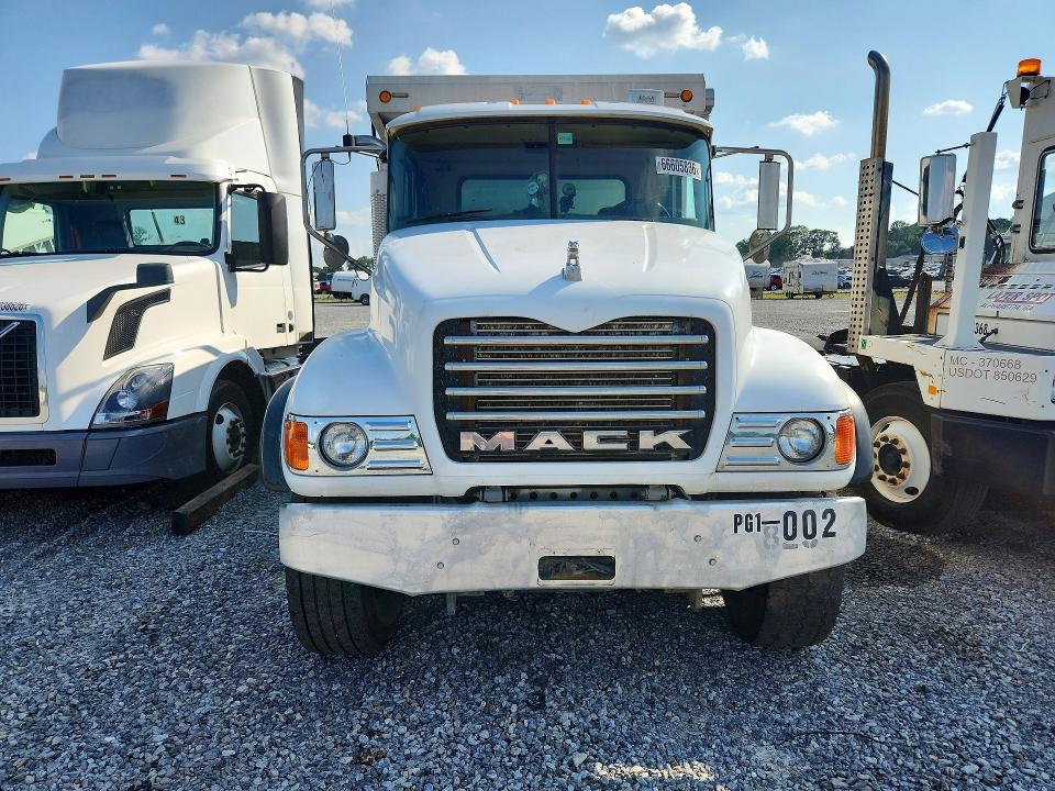 2005 Mack Cv713 VIN 1M2AG11C35M026358 COPART salvage auction — NORMAL WEAR, NC - DEALER ONLY CLEAN TITLE, sold $4,600 on 2026-09-29 (photo 5)