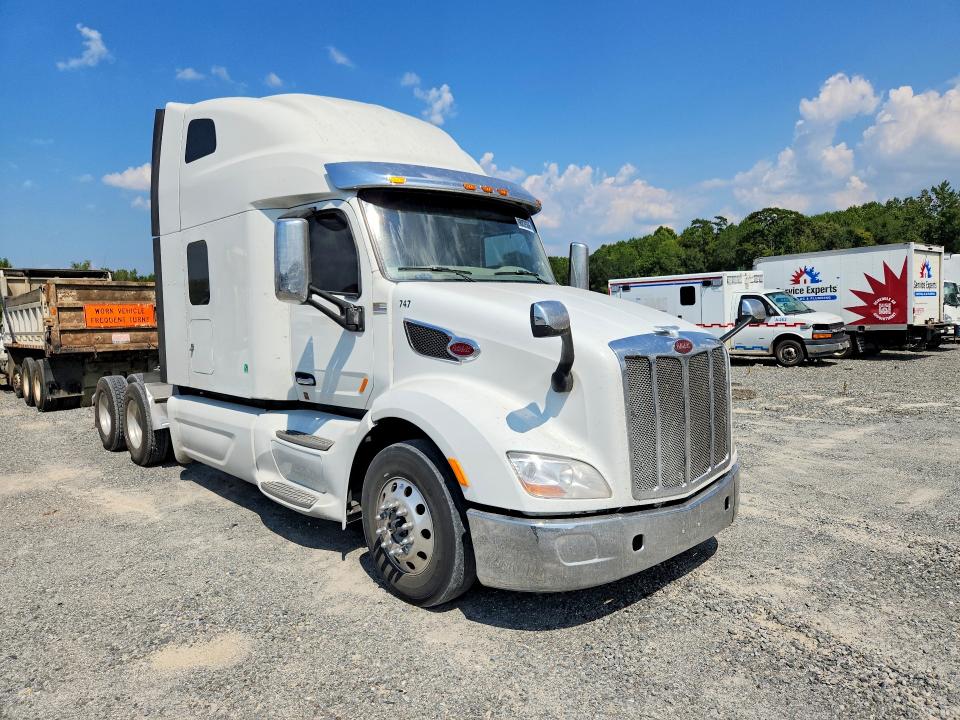 2021 Peterbilt 579 VIN 1XPBD49X1MD766188 COPART salvage auction — NORMAL WEAR, SC - DEALER ONLY SALVAGE TITLE, sold $15,600 on 2026-09-09 (photo 4)